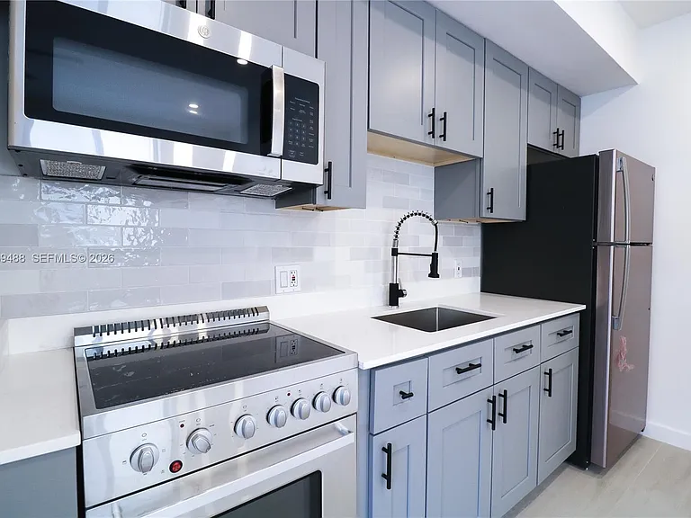 221 SW 11th Ave #2 — Photo 4
