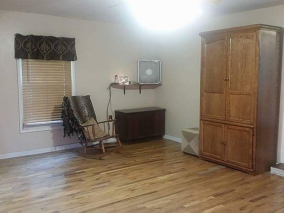 16x20 den, oak floors