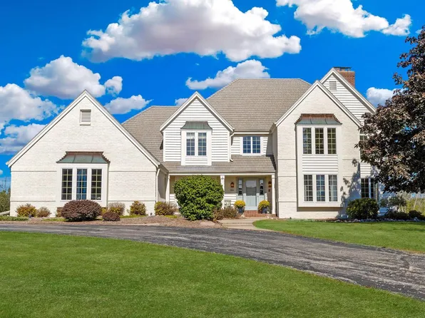 824 West Fox Hunt TRACE, Mequon, WI 53092