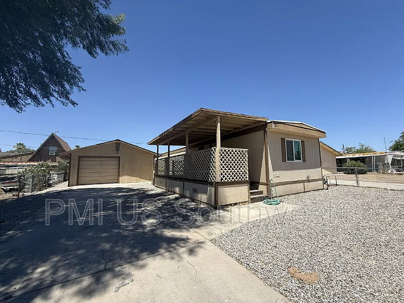 2111 Santa Cruz Ave