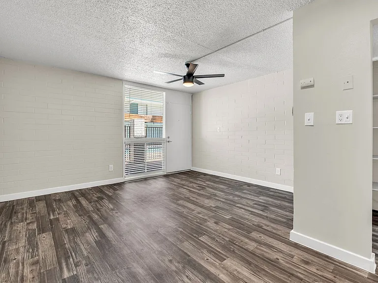 Elton Studio Suites — Photo 8