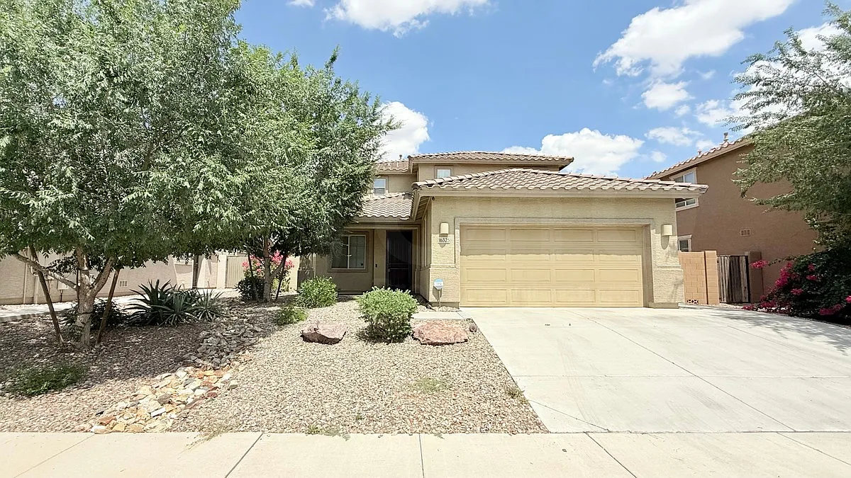 3 bed, 2.5 bath, 2110 sqft, $2,185 — Photo 2