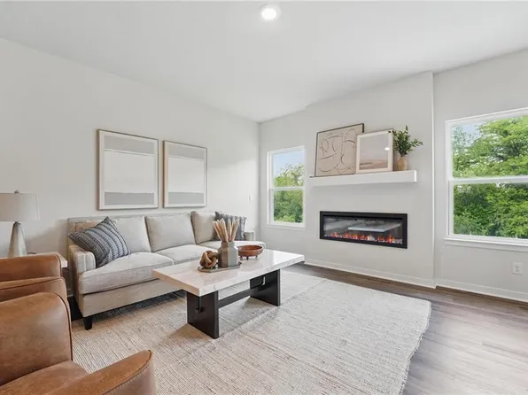 2211 Creek View Ln, Raymore, MO 64083