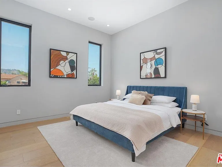 346 N Kings Rd — Photo 25