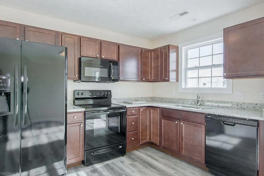 410 Pin Oak Dr NW — Photo 3