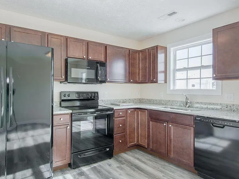 410 Pin Oak Dr NW — Photo 3
