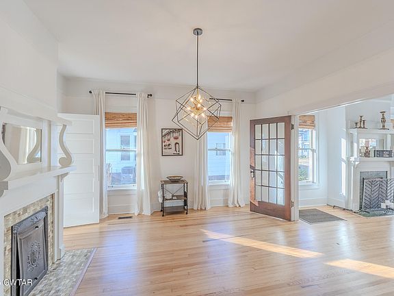 4th image of 304 E College St