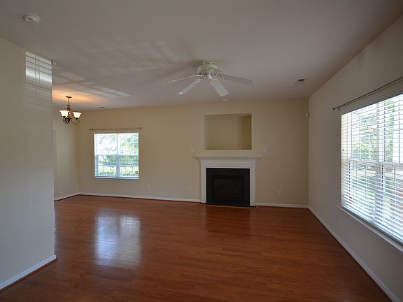 Gas Log Fire Place in FR