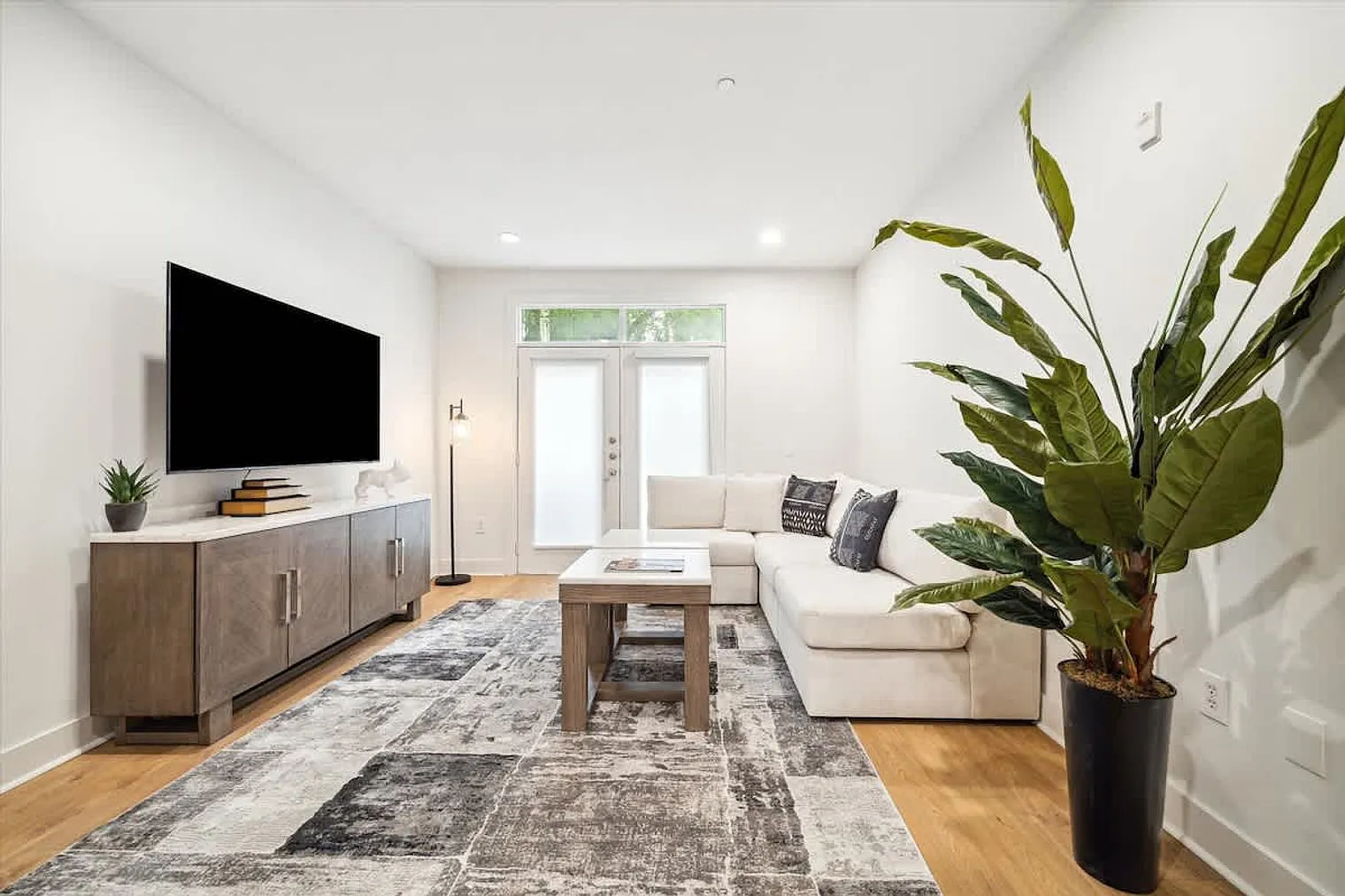 1 bed, 1.0 bath, 742 sqft, $4,140 — Photo 1