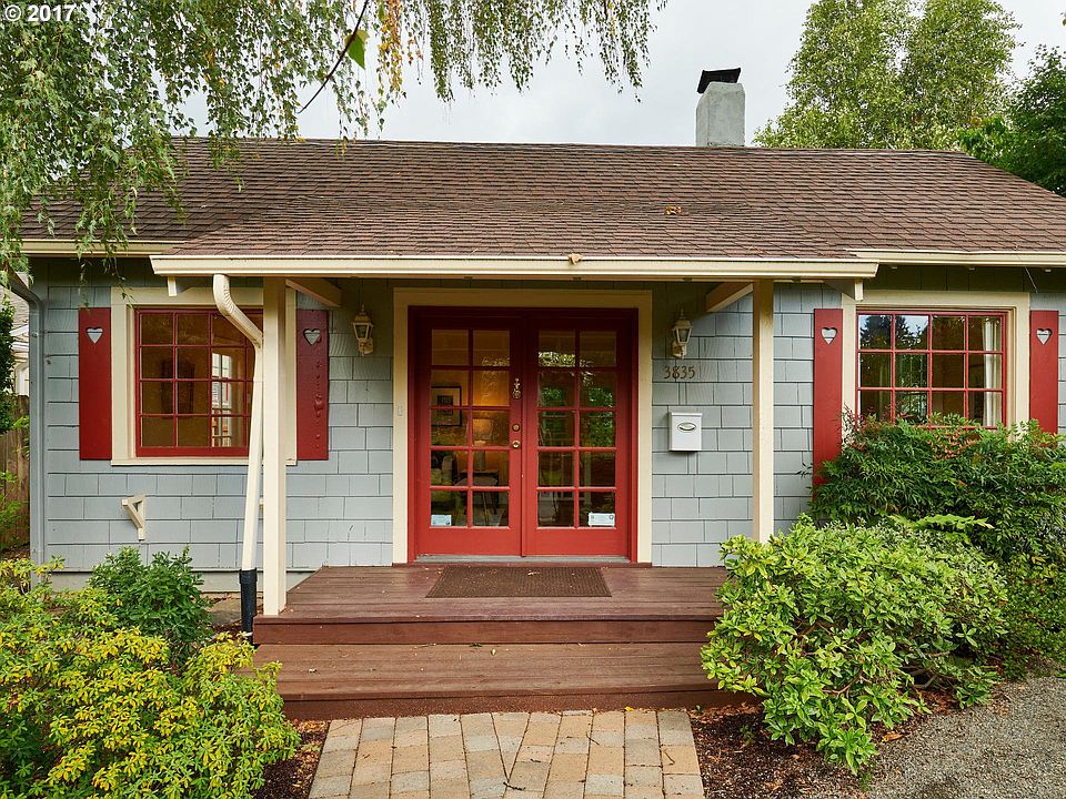 2nd image of 3835 SE Crystal Springs Blvd