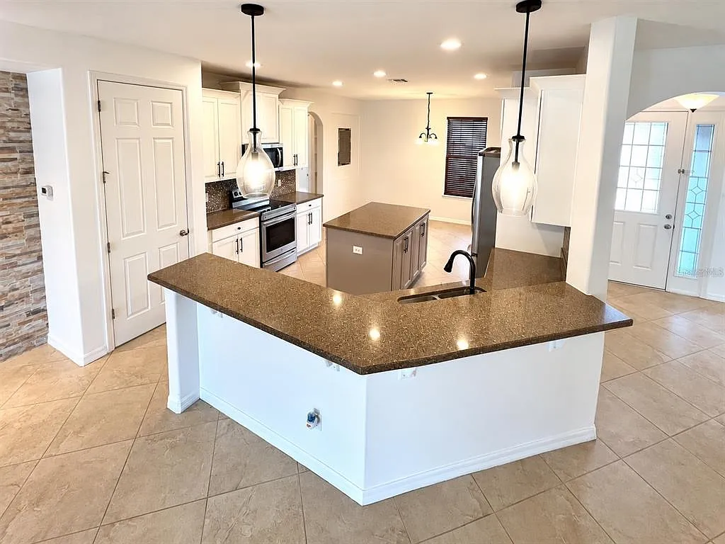 4 bed, 3.0 bath, 2423 sqft, $3,000 — Photo 3