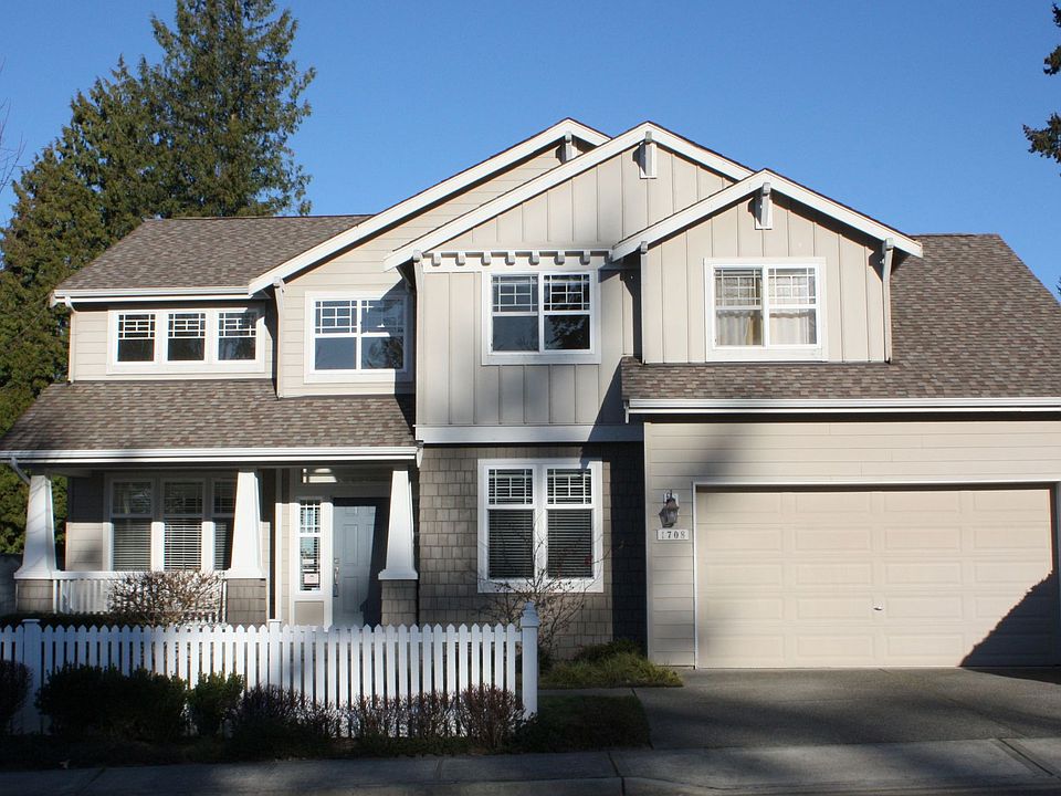 Charming white picket fence welcomes you to this immaculate Kennydale home! 