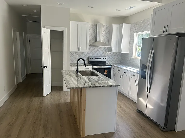 5902 Welworth Ave — Photo 2