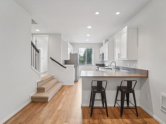 Kitchen w/ eat-in bar