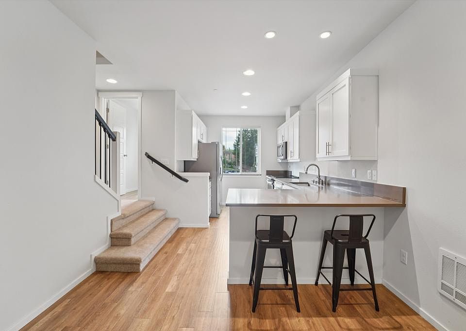 Kitchen w/ eat-in bar