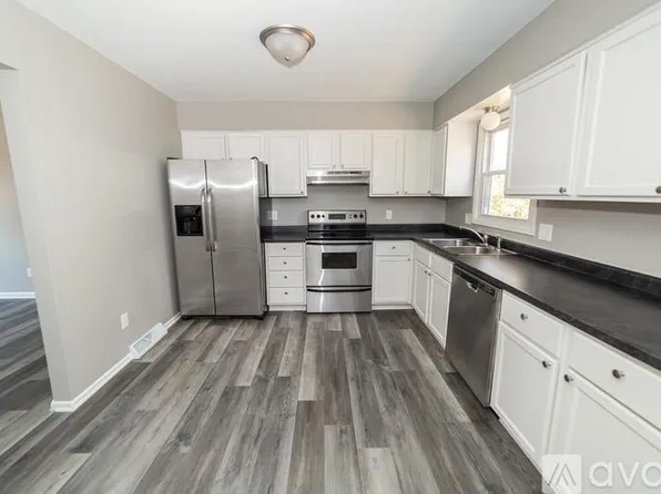 4444 Park Lawn Dr, Des Moines, IA 50321