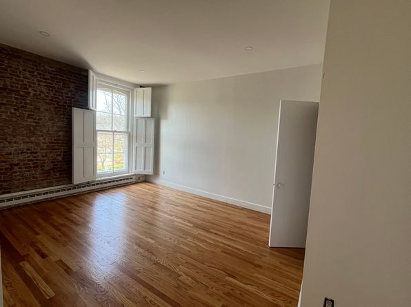 4 Main St #1