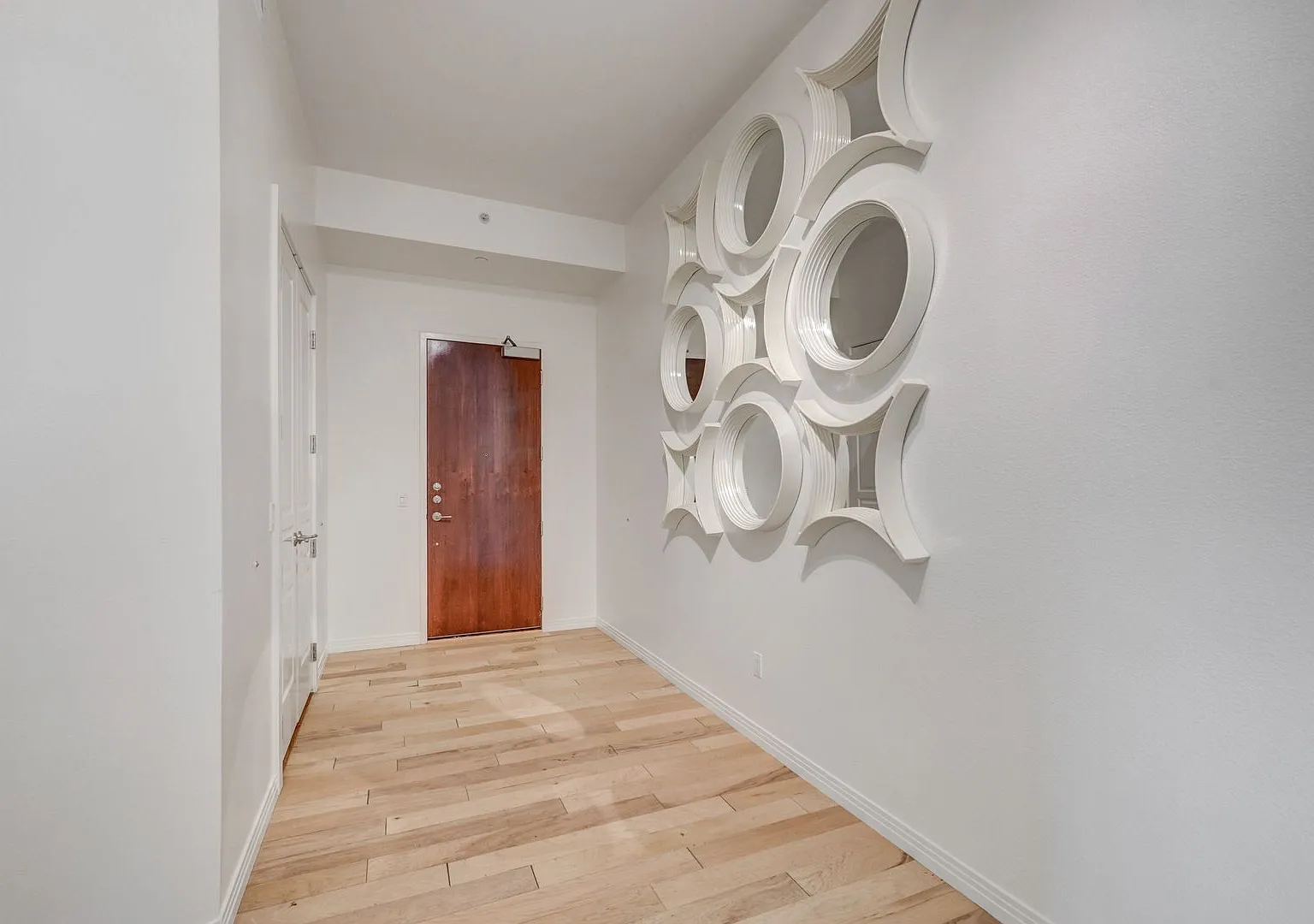 Highrise with view of Sphere — Photo 4