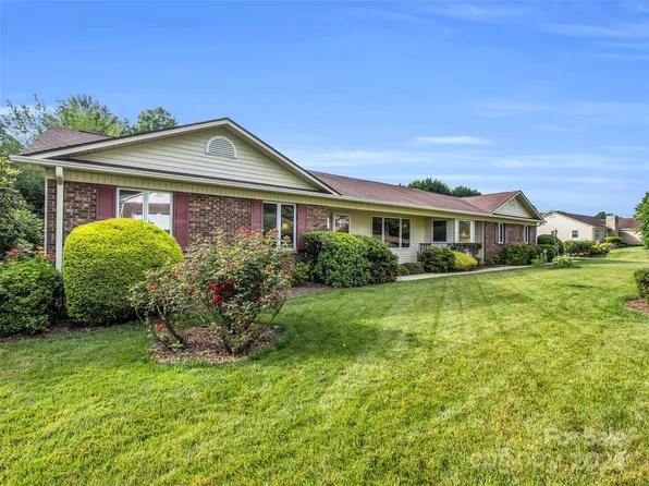 26 Saint Andrews Dr, Etowah, NC 28729