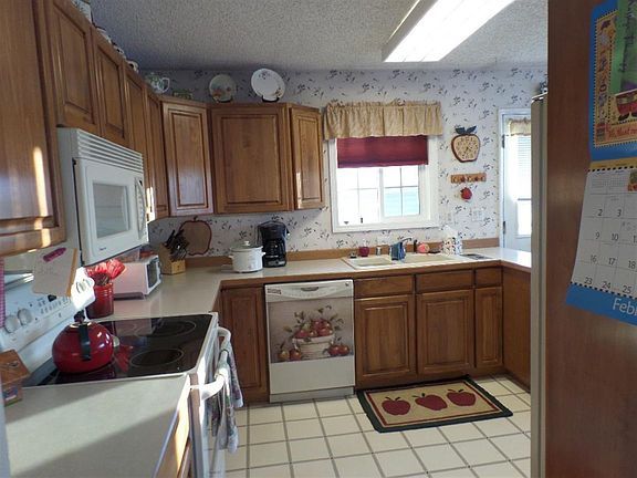 4th image of 1093 Park Dr
