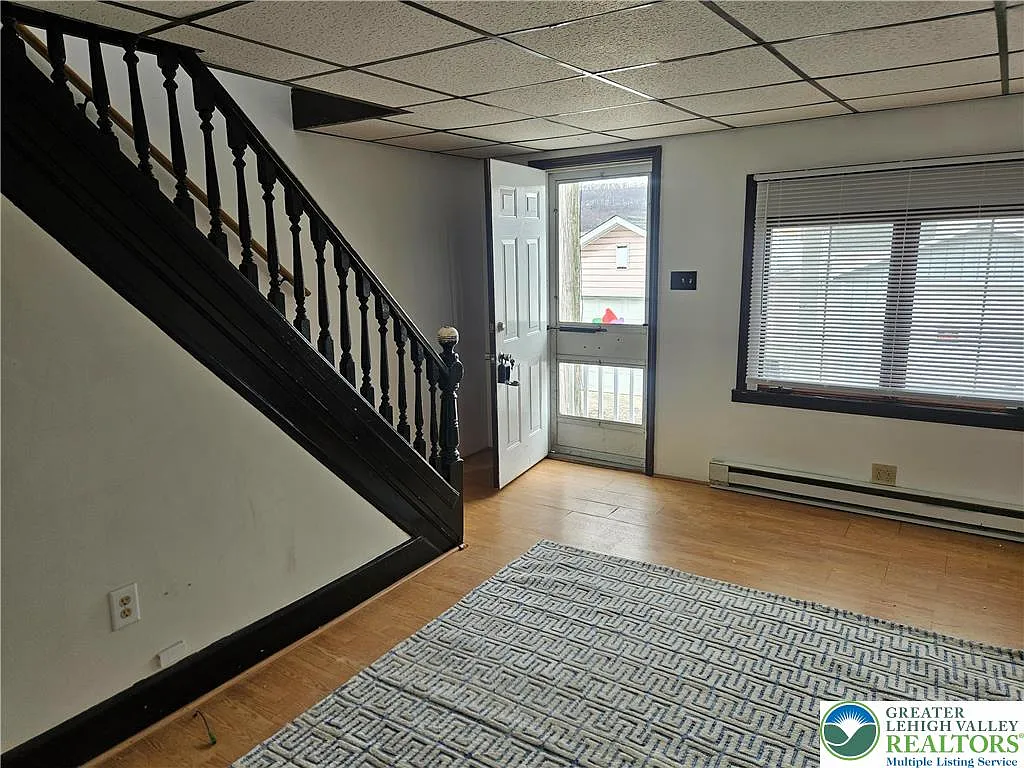 3 bed, 1.0 bath, 1000 sqft, $900 — Photo 2