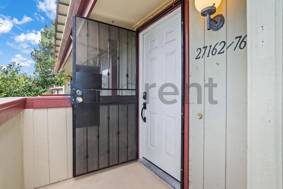 2 bed, 1.5 bath, 977 sqft, $2,727 — Photo 2