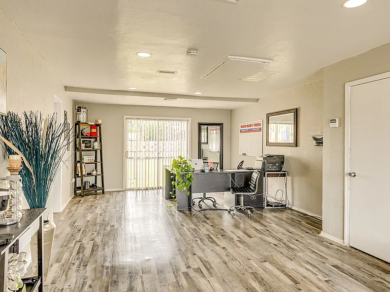 1402 SW 59th St — Photo 15