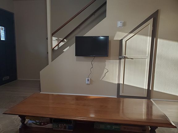 4th image of 619 Summit Blvd #D