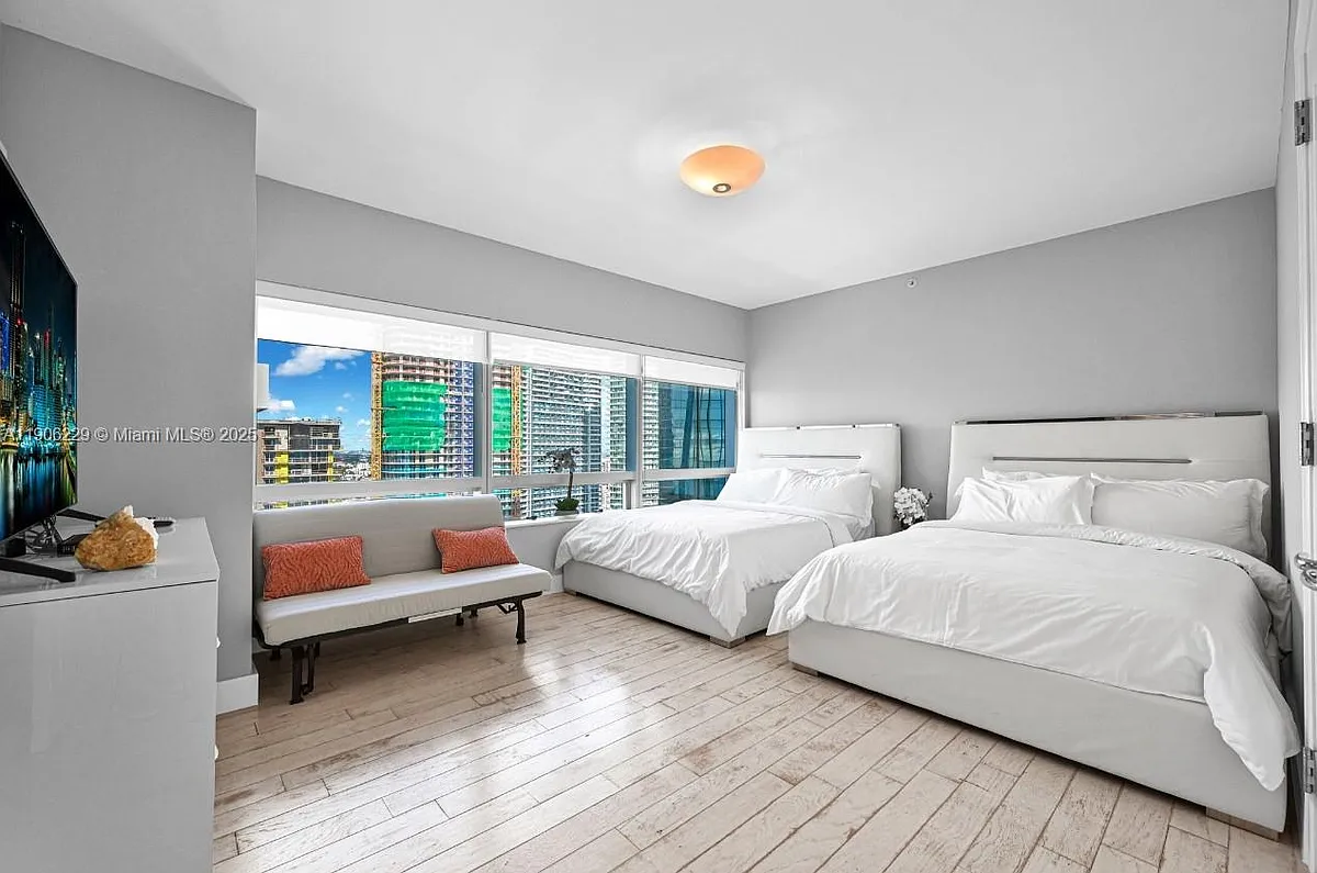 Building Photo - 1435 Brickell Ave #3401