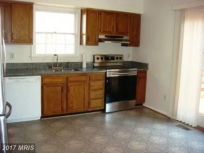 4 bed, 2140 sqft, $3,300 — Photo 3