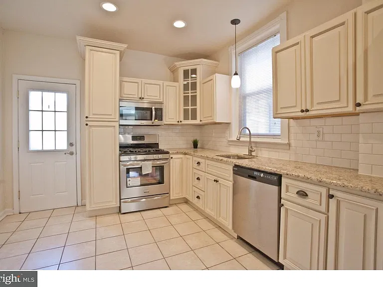 4205 Terrace St — Photo 3