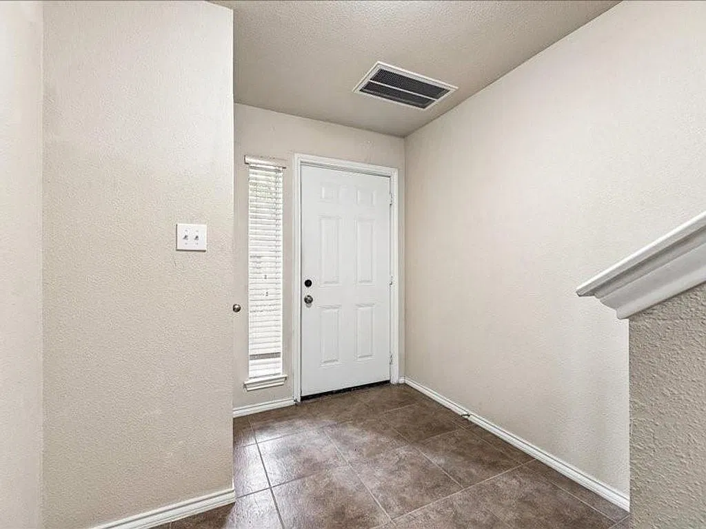 2 bed, 1887 sqft, $1,200 — Photo 3