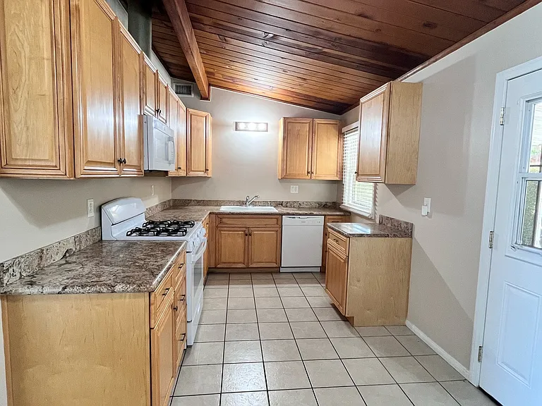 703 E Linfield St — Photo 8