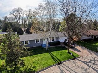 1440 Country Club Ct, Platteville, WI 53818
