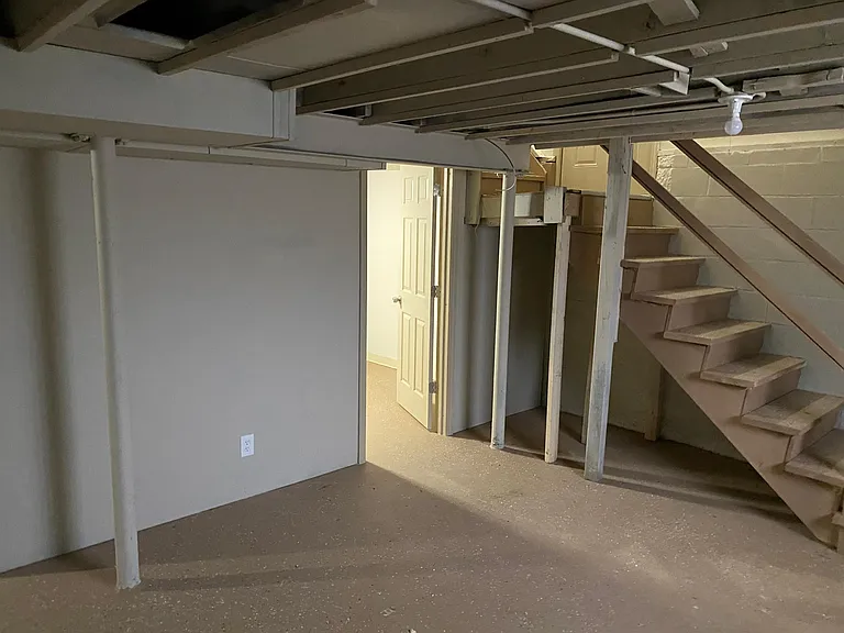 475 Hovey St — Photo 6