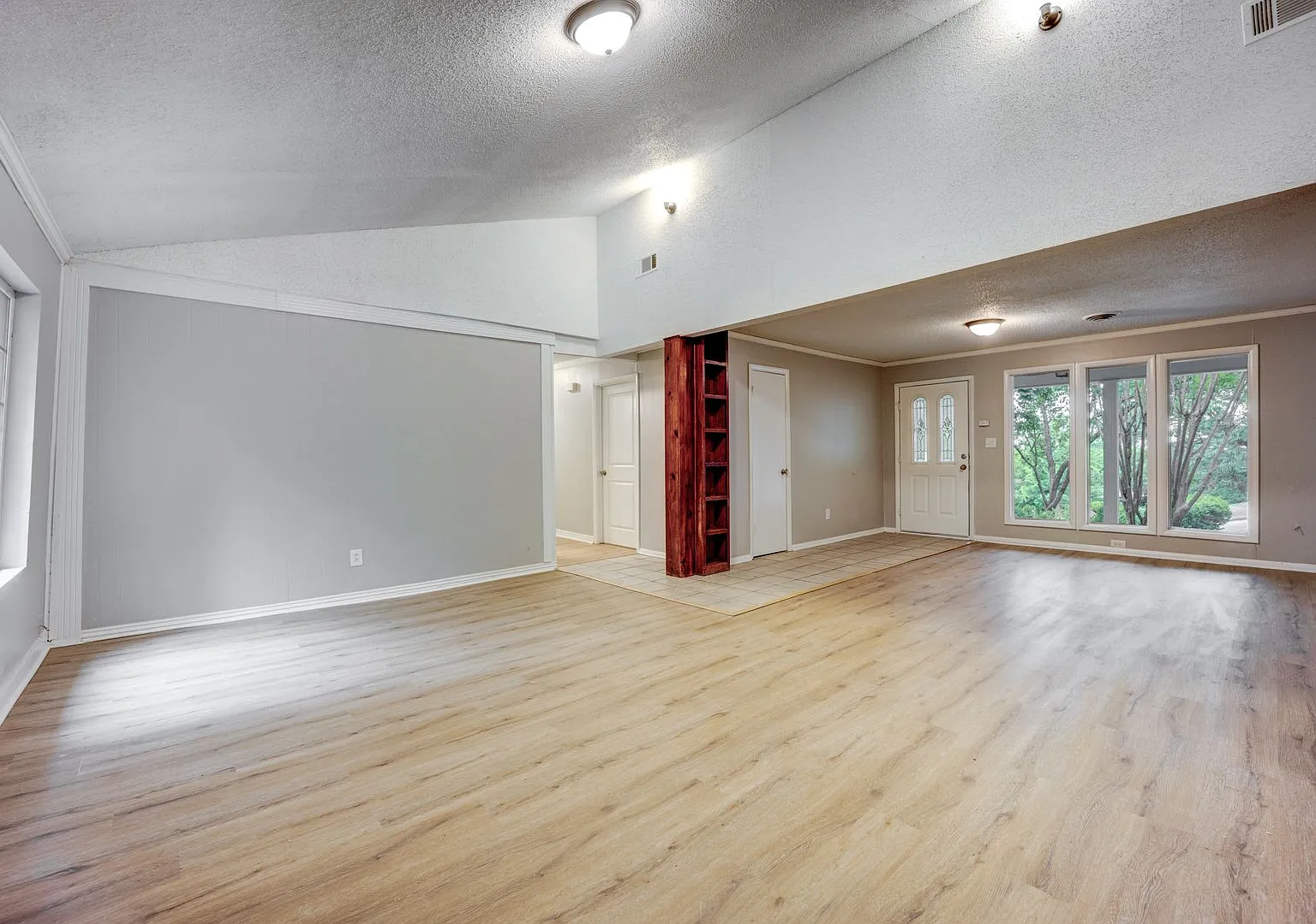 Freshly Updated 3 Bedroom House — Photo 2