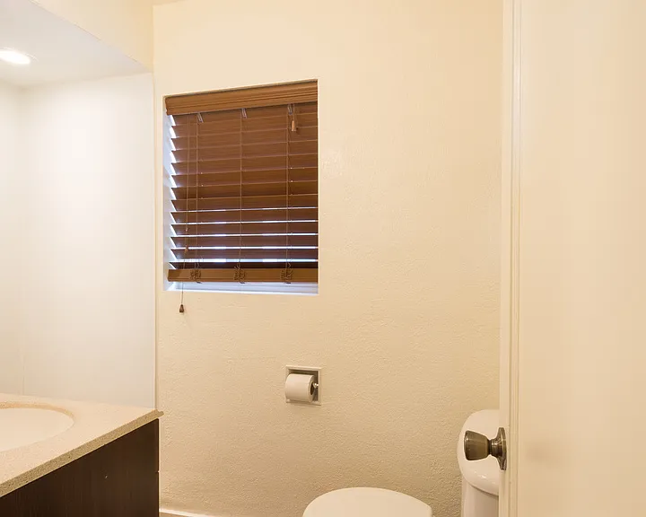 808 W Alder St — Photo 5