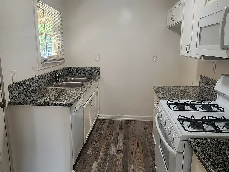1218 S Watson St — Photo 13