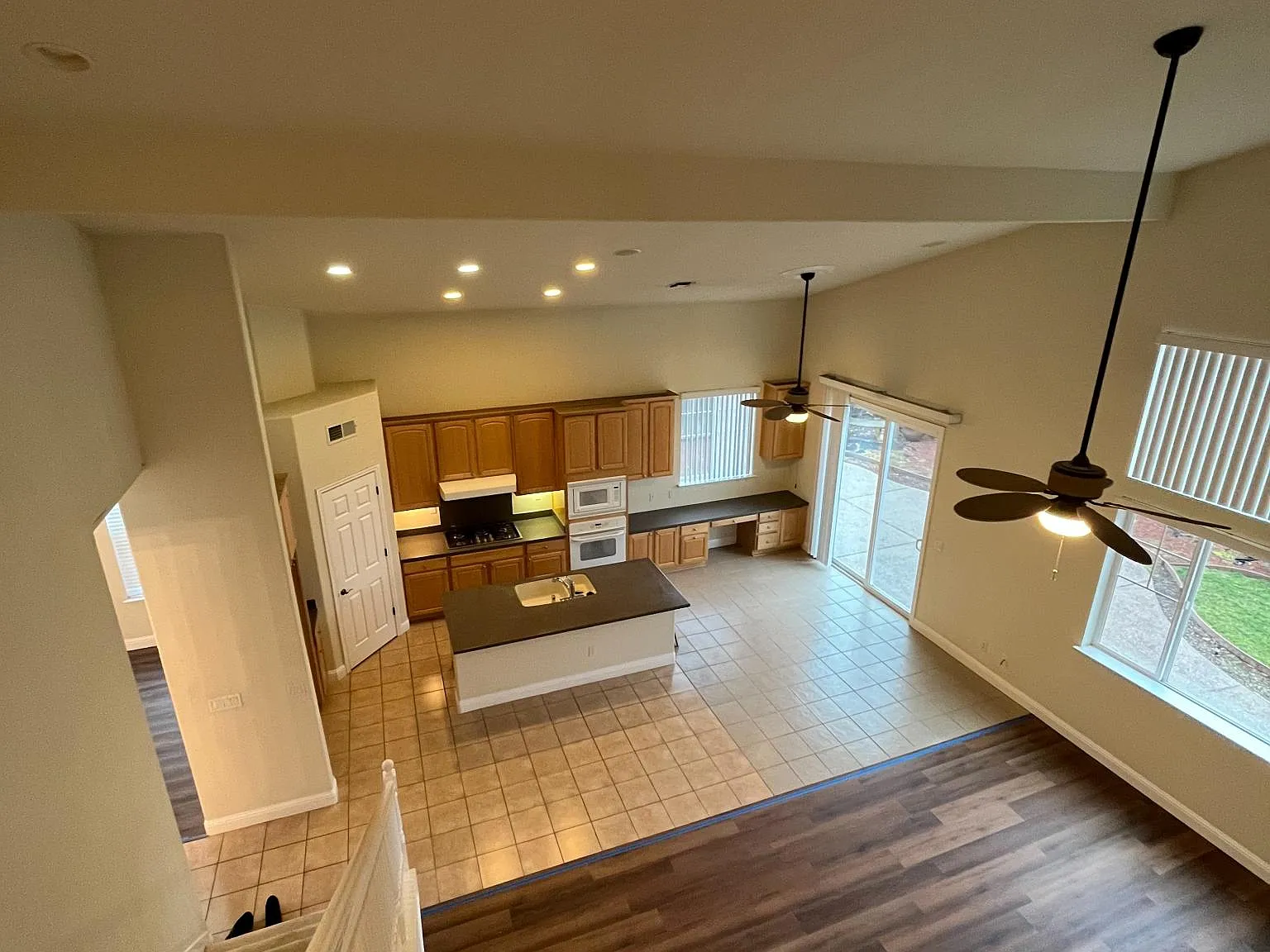 5 bed, 2840 sqft, $3,400 — Photo 2