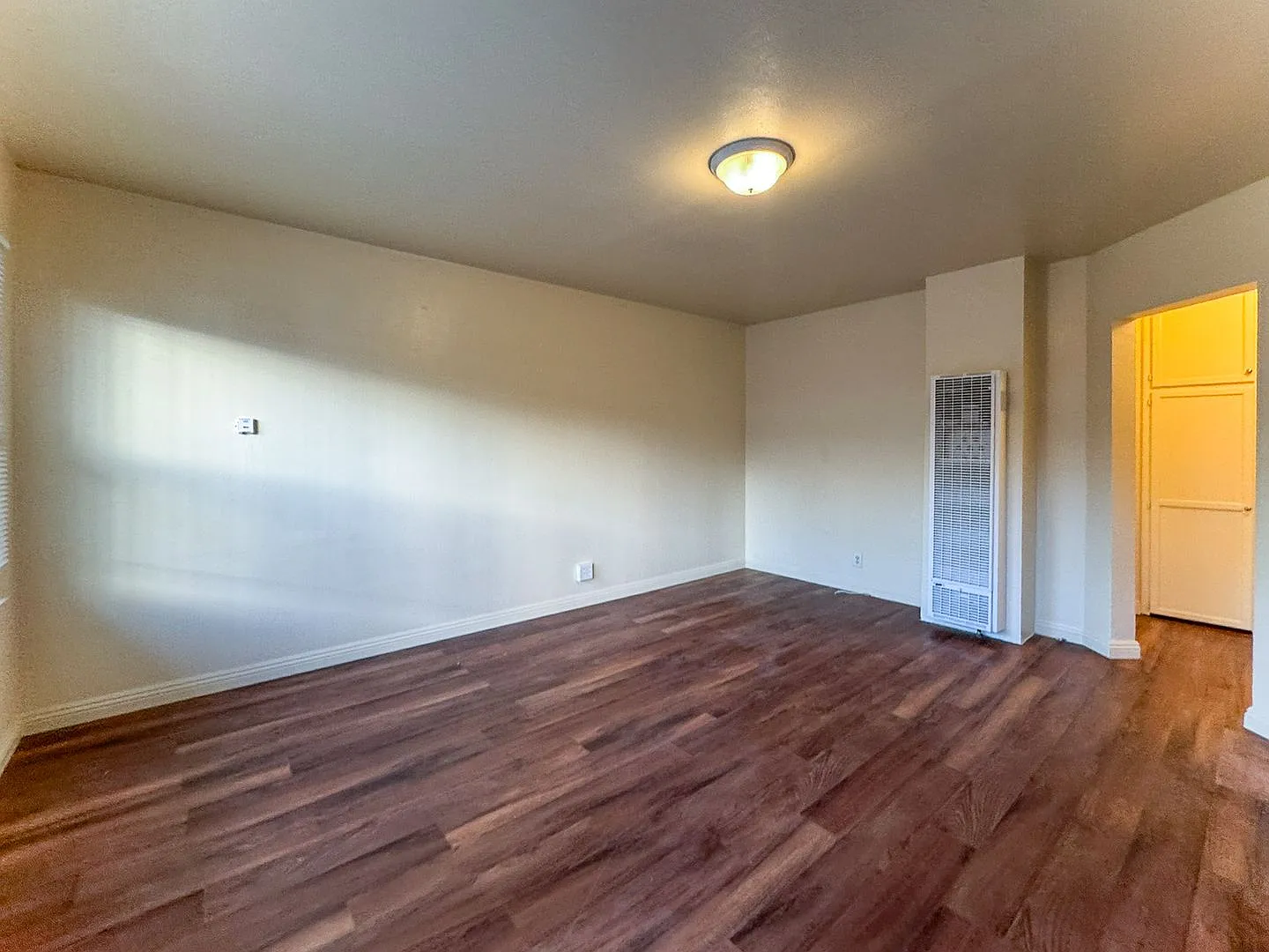 Charming 2-Bedroom Apartment with Garage & On-Site Laundry — Photo 4