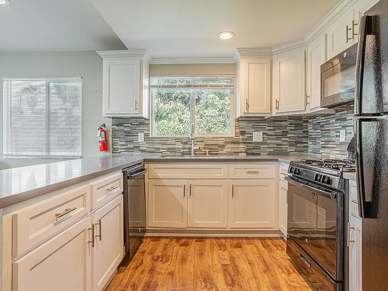 1201 W 36th Pl — Photo 3