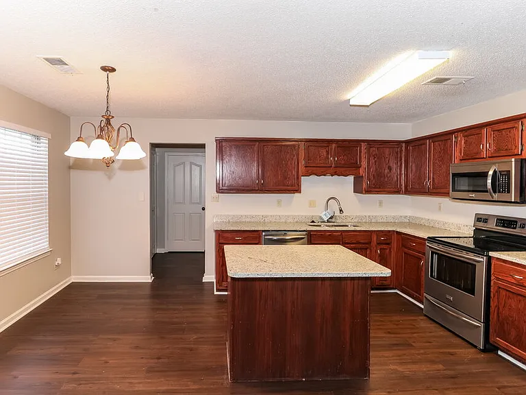 7456 Jennifer Dr — Photo 5