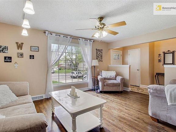 What a great view to the front yard!