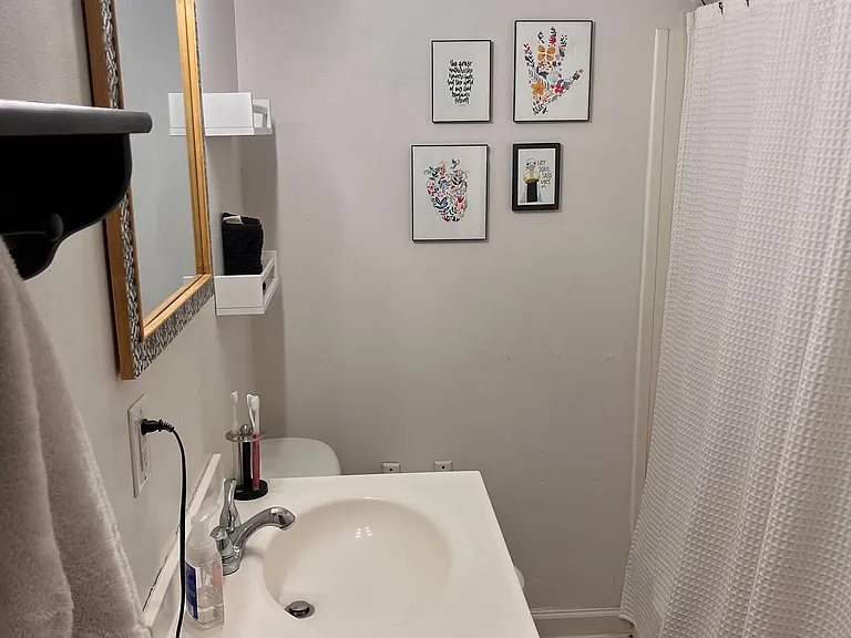1104 Clarendon St #B — Photo 7