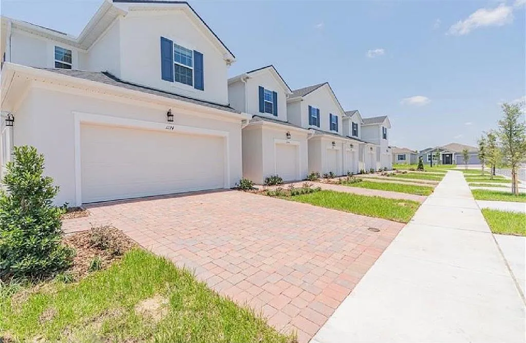 3 bed, 2.5 bath, 1550 sqft, $2,150 — Photo 1