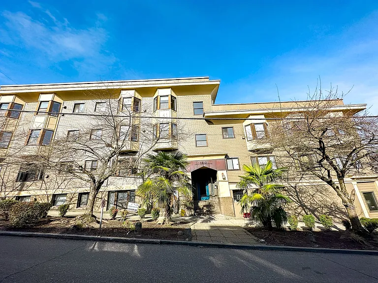 Regis Apartments — Photo 16