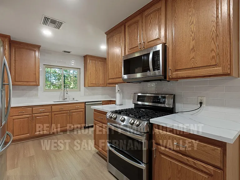 12920 Aetna St — Photo 16