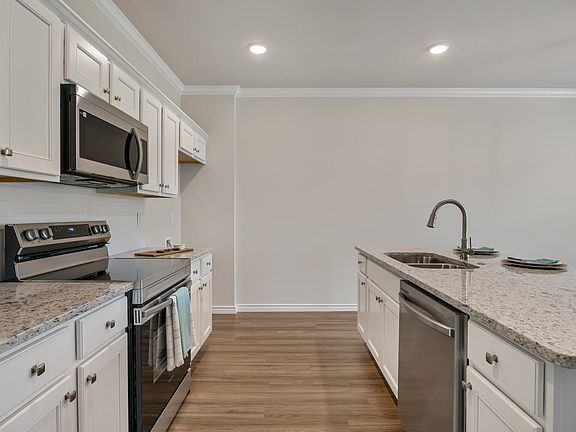 3rd image of 2701 Southern Oaks Dr