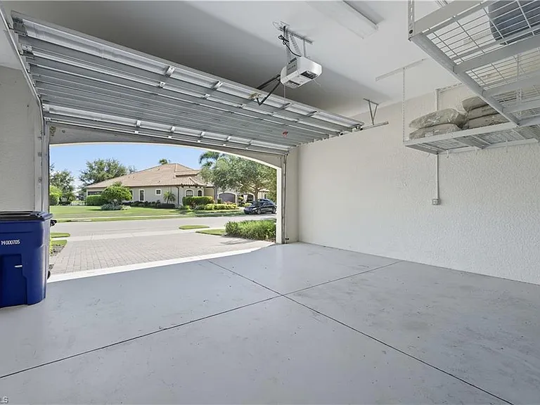 9475 Isla Bella Cir — Photo 32