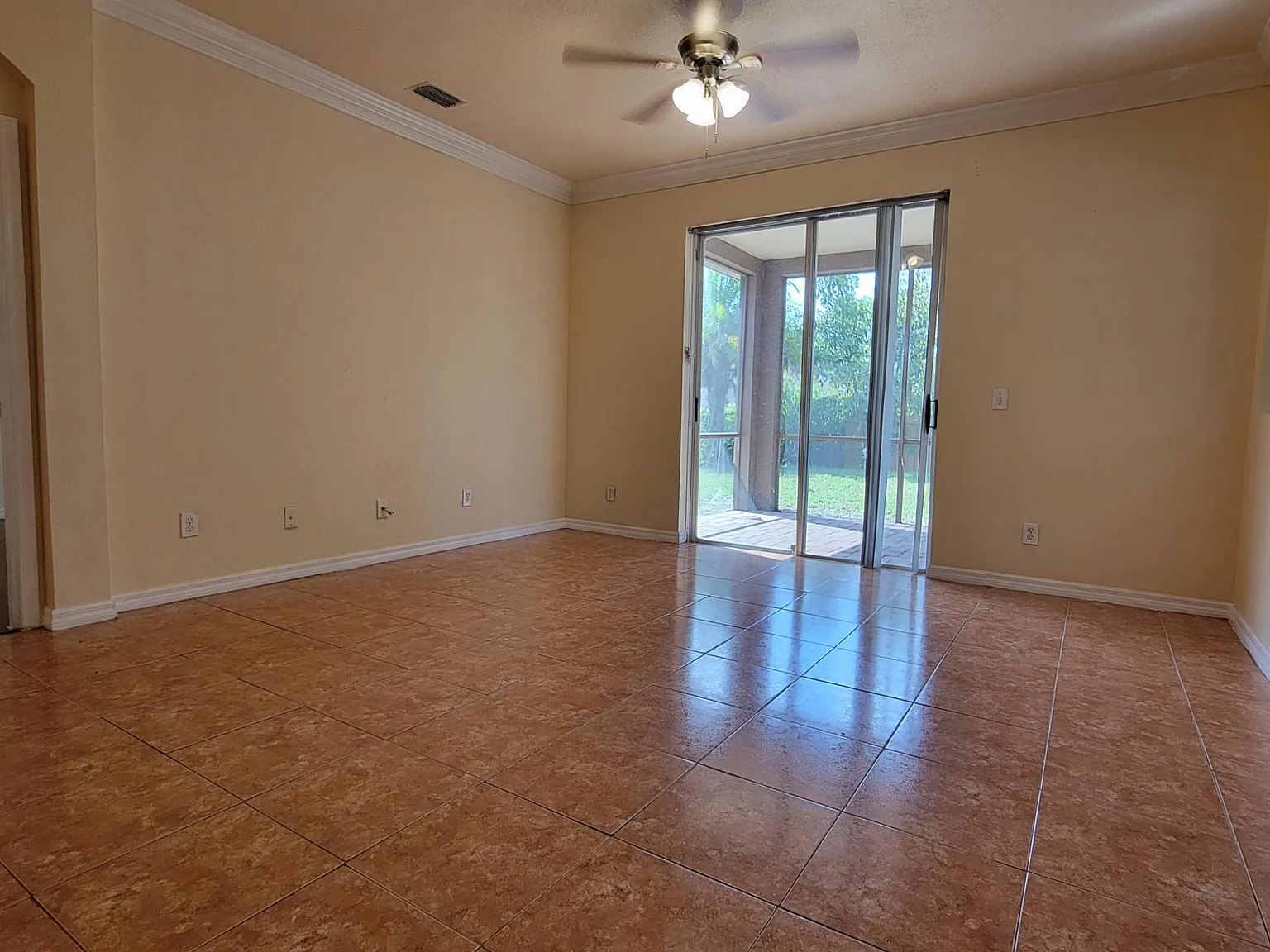 3 bed, 1341 sqft, $2,200 — Photo 2